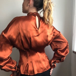 Blus - Superfin sidenblus från H&M som aldrig är använd!!😫😫 Passar mig bra som är en 36/34 i vanliga fall. Frakt ingår inte i priset🔥