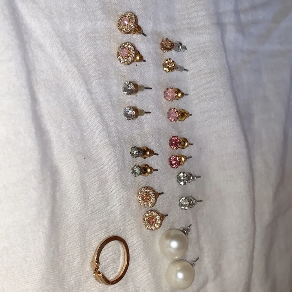Här har jag massa örhängen och en ring som säljs.  Om man bara vill köpa enskilt (tre par minst) så är blir det 30kr.. Accessoarer.