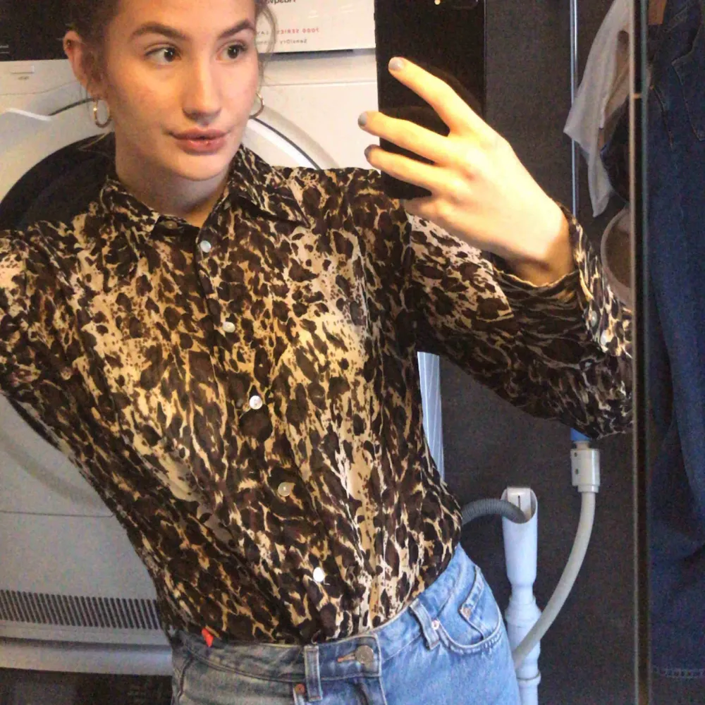 Säljer en super fin leopard blus! Fraktas endas 100kr inkl frakt . Skjortor.