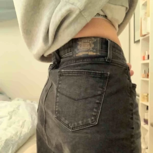  - Jättefin svart jeanskjol från crocker, tyvärr lite för stor för mig :((