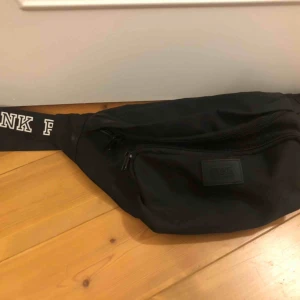  - Fin midjeväska ifrån Pink Victoria’s secret. Köptes våren 2019 men är sparsamt använd. Väldigt praktisk och rymlig och har en fin enkel design.