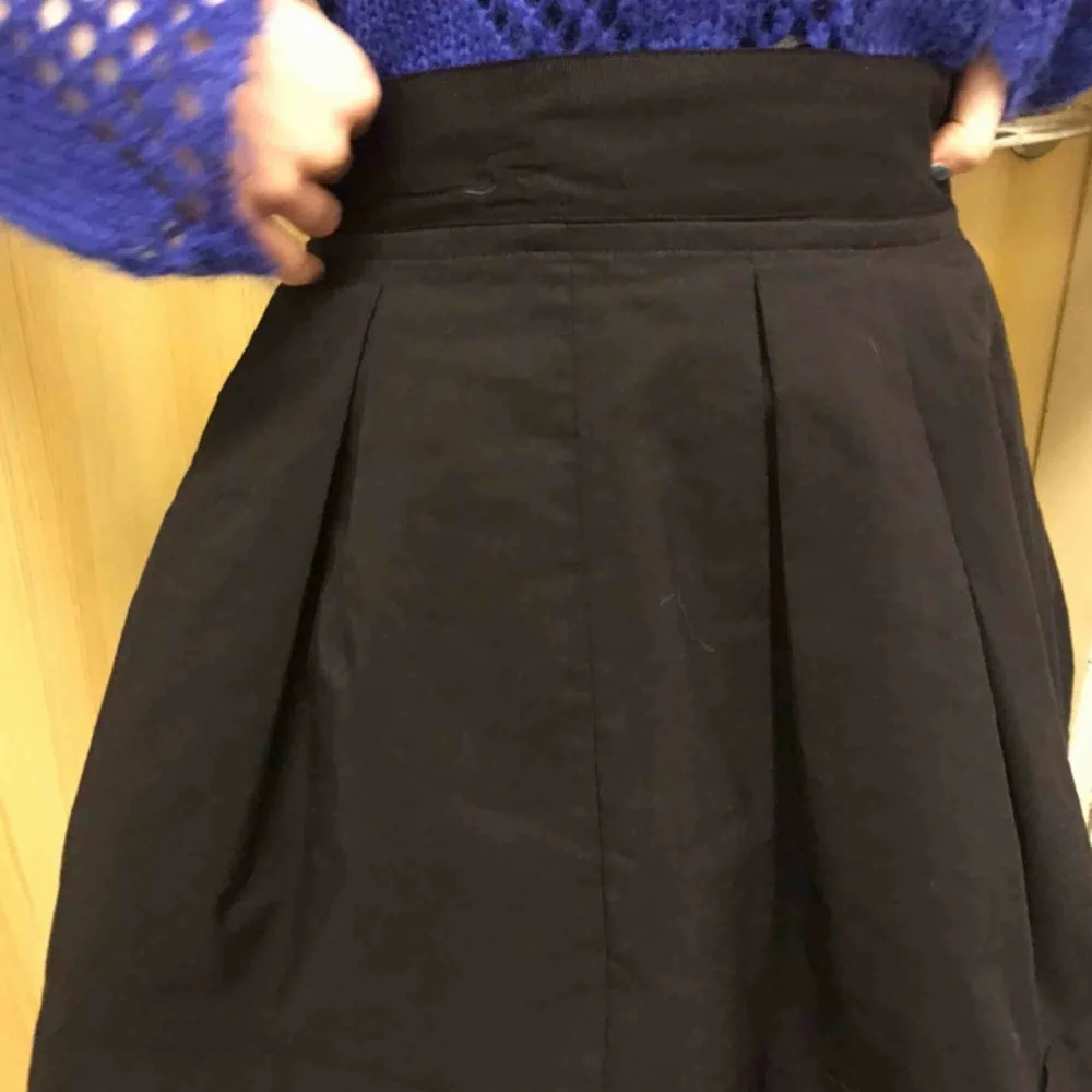 Supersnygg svart kjol!! Sitter perfekt och är i den ultimata längden 💙🌈. Kjolar.