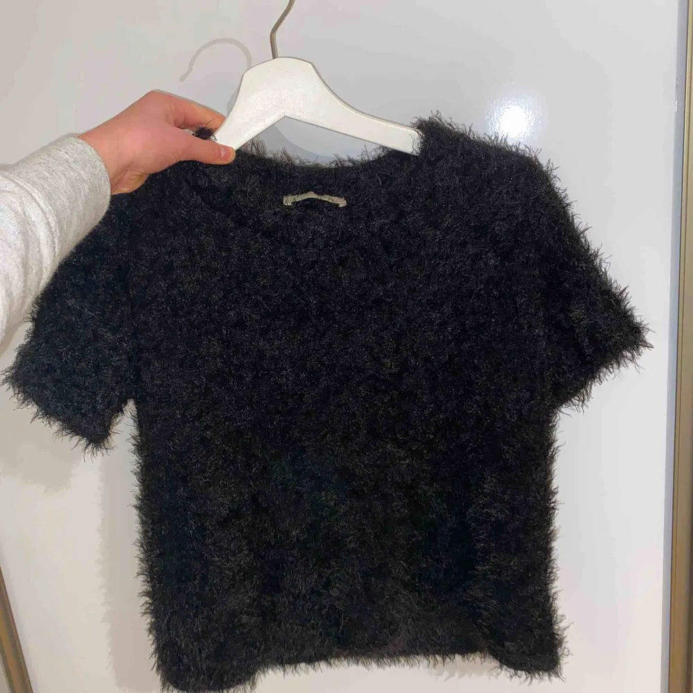 Fluffig tröja från Zara! Knappt använd  Frakt blir 70kr. Blusar.
