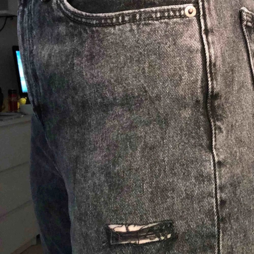 Levis mom jeans. Svartgrå tvätt med en slitning på vänster ben. Säljer pga dom har blivit för stora  Inget synligt slitage, som nya. Köparen står för frakt :). Jeans & Byxor.