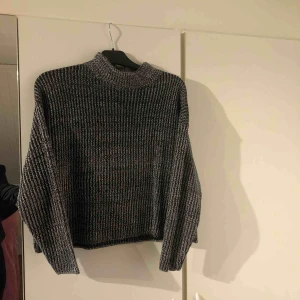  -  En stickad tröja, aldrig använd.