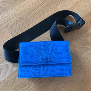  - Blå väska från nakd, köpt för 299, mitt pris 100kr Använd Max 3 gånger, och är i nyskick, man kan använda den på lite olika sätt.