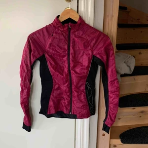  - Löparjacka för kall höst och vår. Rosa med ficka bak. 