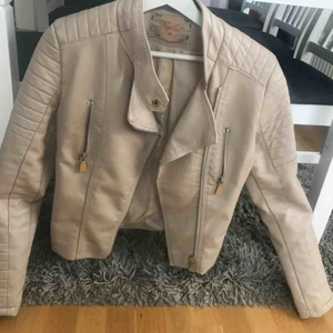  - Beige skinnjacka från Chiquelle. Aldrig använd.