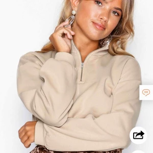  - Superfin croppad Hoodie från Nelly, använd fåtal gånger! Köparen står för frakten.😊