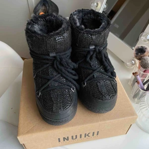  - ”Inuikii Boot Galway Black” i jättefint skick, sparsamt använda! Nypris: 2899kr. Strl 40. Men aningen små i storleken så passar en 39 också! Förpackning etc. Finns kvar!💖