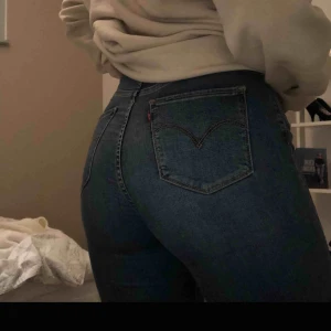  - Säljer mina super fina Levis jeans 720, dom har även ett hål på knät. Köparen står för frakten!  Har sänkt priset till 500kr då jag köpte dom får 1100kr