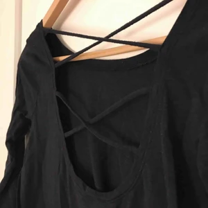  - Svart långärmad tröja från Hollister med snygg rygg. Använd 1 gång! Stl XS men passar även S. 