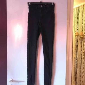  - Jeans med hög midja i strl 36 men skulle säga att det är en strl 34 då jag inte kan få på mig dem och jag är en 36a. Bilden med de ljusa jeansen är exakt samma typ men annan färg/strl Väldigt stretchiga. Betala gärna med swish. Frakt blir 45 kr.