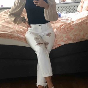  - Snygga slitna jeans från Pull & Bear. Fint skick! Frakt på 50kr tillkommer 😃