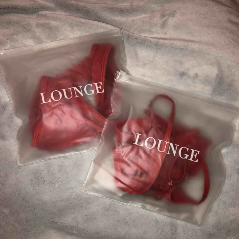 En helt ny, oanvänd röd bikini från Lounge underwear. Nypriset är över 500kr. Frakt tillkommer.. Övrigt.