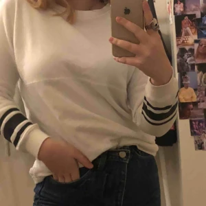  - Säljer denna sweatshirt från Svea jag köpte för några år sedan. Tryck på ryggen och ärmarna. Den är i använt skick men fortfarande fin:)  Frakt tillkommer men kan även mötas upp i gbg eller Alingsås  