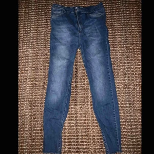  - Säljer mina stretch-jeans från NA-KD. Strl 42 men passar mer M-L. Vill bara bli av med dem då jag aldrig använder dem, därav det låga priset!  Kan mötas upp i Lund, annars står köparen för frakt! ☺️