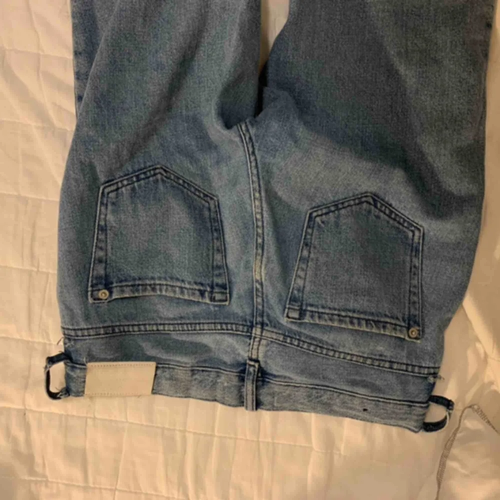 Jättesnygga jeans som är kortare fram med slitning. Ända är att dem är lite lösare vid midjan.. Jeans & Byxor.