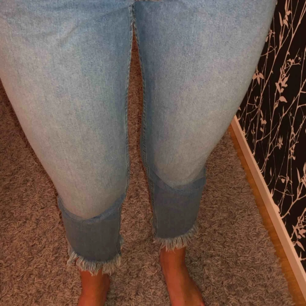 Jeans från Only, storlek 28 i midjan. Fickor framtill men färgade baktill, alltså inga fickor bak. Fransiga vid slutet, supersköna! Köpare står för frakt😊. Jeans & Byxor.