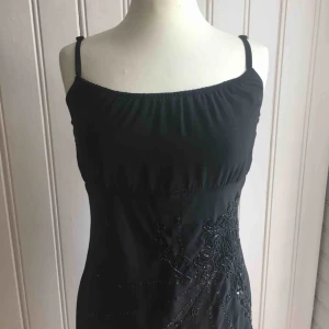  - Svart chiffong-klänning med pärlor  