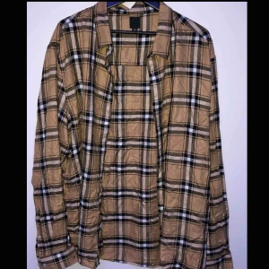  - skjorta från h&m som liknar burberry, aldrig använd. köparen står för frakt eller möts upp i sthlm :)
