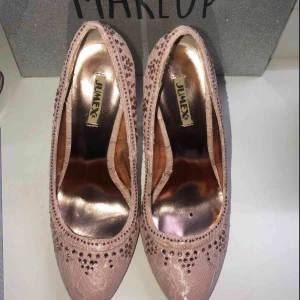  - Klackskor i stl 35 (små 36), klackhöjd 10cm, nästan aldrig använda, köpare står för frakt, pris kan diskuteras.