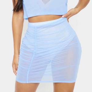 superfin mesh-kjol i ljusblått från prettylittlething, helt ny med lapp kvar. frakten ingår i priset🦋✨