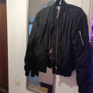 Bomberjacka  - Bomberjacka från carlings, storlek S