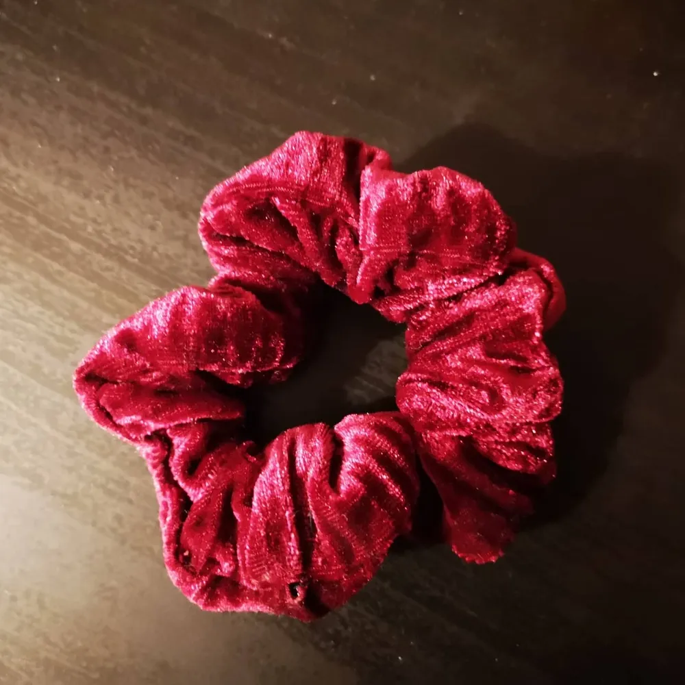 Mörkrosa scrunchie köpt på glitter. Endast använd en gång så är i bra skick. Kan hämtas i Lund eller Eslöv annars tillkommer frakt :) . Accessoarer.