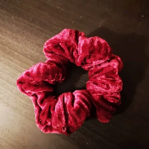 Mörkrosa scrunchie - Mörkrosa scrunchie köpt på glitter. Endast använd en gång så är i bra skick. Kan hämtas i Lund eller Eslöv annars tillkommer frakt :) 