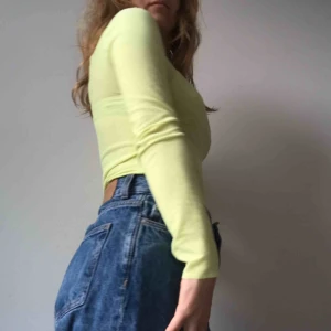  - Lime green top från Weekday! Köparen står för frakt. 