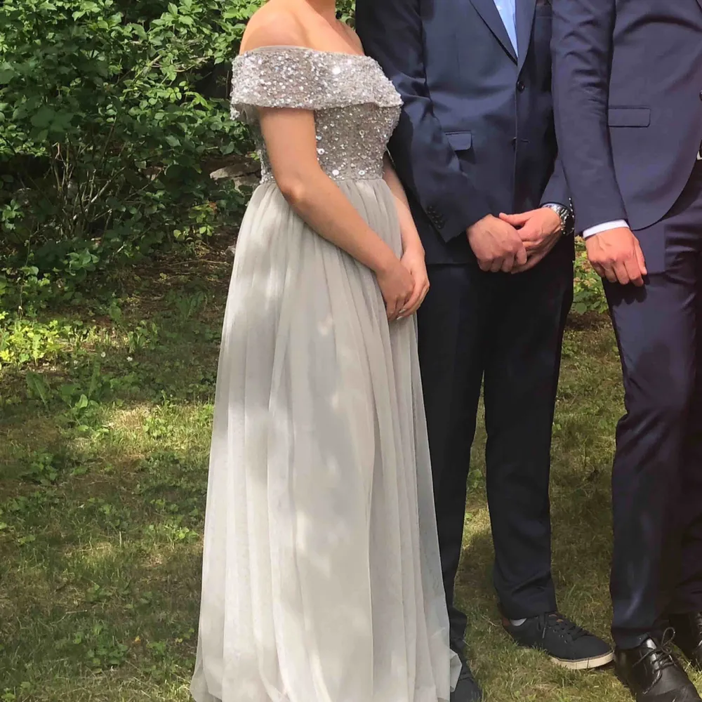 Säljer min fina balklänning till den som vill glittra lite extra på årets studentbal!! Klänningen är off-shoulder med tyllkjol, litet släp och paljettbeklädd topp. Passar dig som är mellan 150-165. Klänningar.