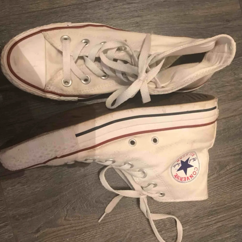 Vita skor från converse, använda en del, frakt kostar 66kr. Skor.