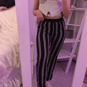 Randiga tygbyxor - Randiga tygbyxor från Jacqueline de Young. Endast testade. Frakt tillkommer!