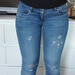 Stretchiga jeans från Bik Bok i storlek S. 