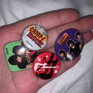  - Camp rock pins!! Om ni är ett lika stort Jonas brothers fan så är dessa perfekta! Fri frakt