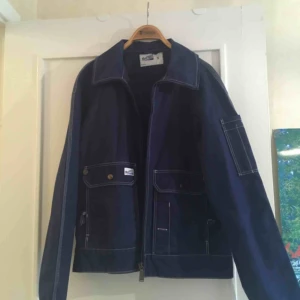  - En Fristads work wear jacka! Rätt tunn i materialet. Det är herrstorlek S så passar nog väldigt blandade storlekar på dam, kanske S-L. Kan mötas i Malmö, annars betalar köpare frakt🥰