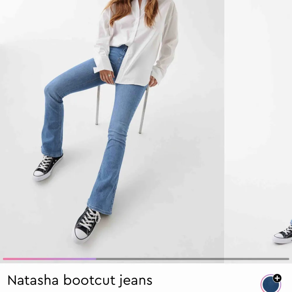 Säljer dessa fina Gina tricot bootcut jeans. Klippt egna hål på båda knäna! Kan skicka fler bilder om det önskas. Skulle säga att de passa en S också! . Jeans & Byxor.