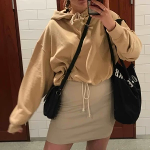  - Såå fin hoodie från BikBok köpt förra sommaren. Kortare i modellen men storlek L så på mig sitter den oversized men om man spänner in den blir den kort. Snygg till klänning så man fortfarande kan se midjan. Kan mötas i Lund/Malmö eller skicka mot kostnad!