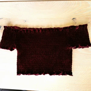 Smock top Strl. M - Superfin oanvänd smock top i mörkröd sammet. Strl. M från Nelly.com. Aldrig använd💫 