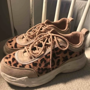  - Leopardskor med mocka imitation  50kr+30kr i frakt