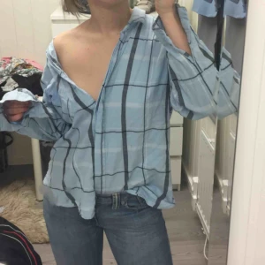  - Från GinaTricot/Cubus minns inte helt, ligger i en påse därav skrynklig. Storlek 42, skicket syns på sista bilden! Frakten kommer på 60kr extra. Mjukt material! 