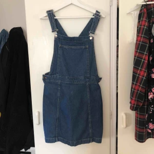  - En fin hängselkjol i jeanstyg, använd ett par tre gånger🌸 köparen står för frakten, kan även mötas upp🌸