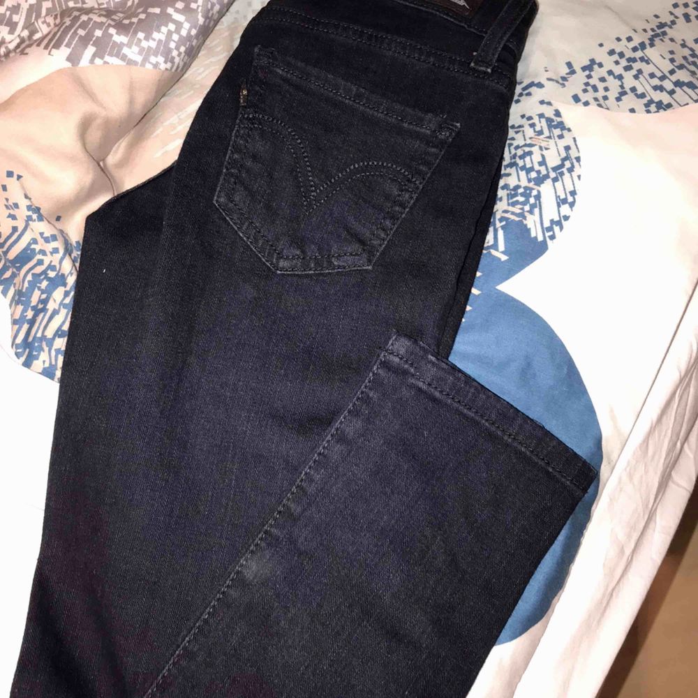 Passar xs/s. Levis jeans (leggings). Slim jeans. Helt nya bara testade. Mörkblå. Nypris: 1099kr . Jeans & Byxor.