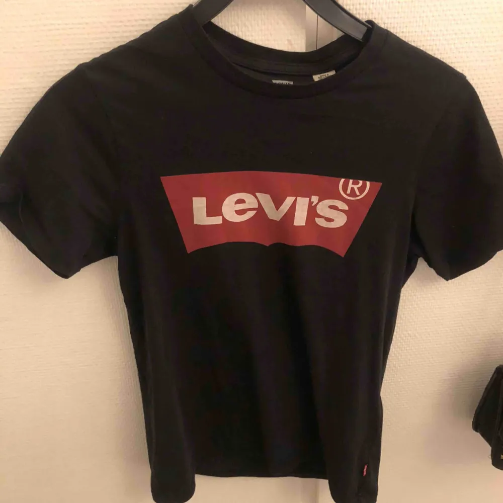 Svart t-shirt från Levis, sällan använd. Tar endast swish. T-shirts.