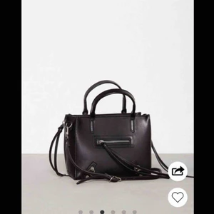  - En jättefin Nelly väska. Axelremmen har lossnat en gång, men har lagat det och om det skulle ske igen är det lätt att fixa. 