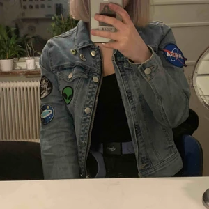  - Jeansjacka som jag själv smyckat. Vissa patches har lossnat lite på sidorna. Perfekt skick bortsett från en liten brun fläck vid knapparna som man ser på sista bilden. Den har både knappar och blixtlås. Strl 36 men känns nästan som en 34. Frakt ingår