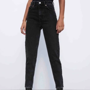 - Supersnygga mom jeans ifrån zara. Sparsamt andvända. Har i både storlek 34 och 36. Jag har tagit upp sömmen längst nere så de passar mig som är ca 175cm lång perfekt. Pma om du vill se bilder med dessa på