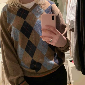  - En stickad tröja från märket Wolsey. Storleken är XL men är inte såå överdrivet oversized. Tröjan är köpt för 200 kr och är aldrig använd. 