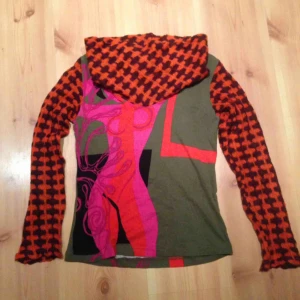  - Sparsamt använt. Står L men passar både S-M. Stickade ärmar och overaized polo. 